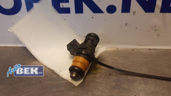 Injector (petrol injection) from a Renault Clio II (BB/CB) 1.4 16V 2002