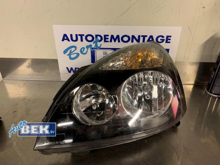 Używane Reflektor lewy Renault Clio II (BB/CB) 1.4 16V Cena € 20,00 Procedura marży oferowane przez Auto Bek
