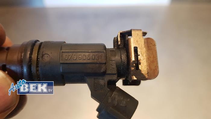 Injector (petrol injection) from a Volkswagen Passat Variant 4Motion (3B6) 4.0 W8 2001