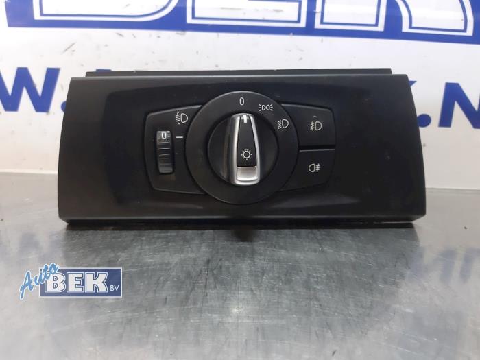 Używane Przelacznik swiatel BMW 3 serie (E90) 316d 16V Cena € 17,50 Procedura marży oferowane przez Auto Bek