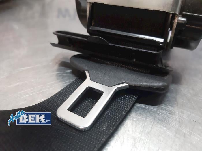 Rear seatbelt, left from a BMW 3 serie (E90) 316d 16V 2011
