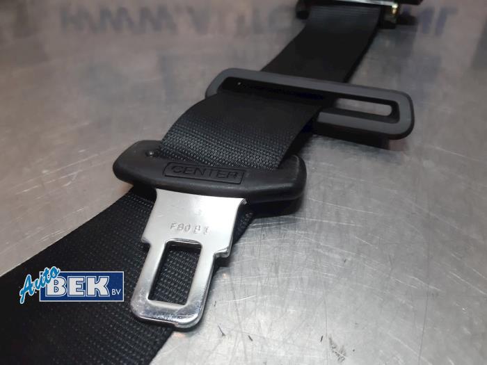 Rear seatbelt, centre from a BMW 3 serie (E90) 316d 16V 2011
