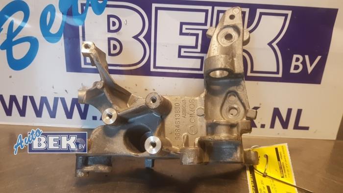 Usagé Support dynamo haut Peugeot Partner Tepee (7A/B/C/D/E/F/G/J/P/S) 1.6 HDI 90 Prix € 15,00 Règlement à la marge proposé par Auto Bek
