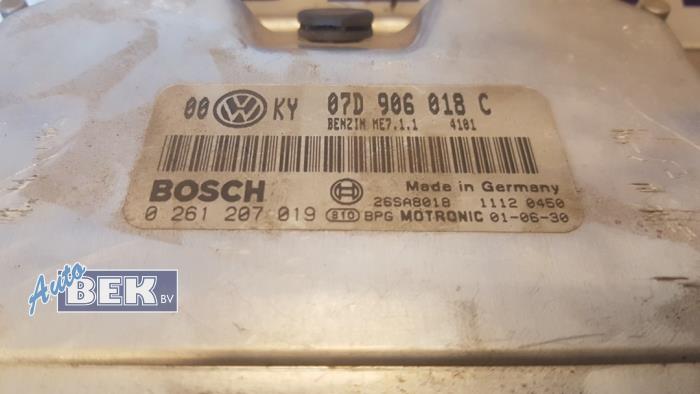 Steuergerät Motormanagement van een Volkswagen Passat Variant 4Motion (3B6) 4.0 W8 2001