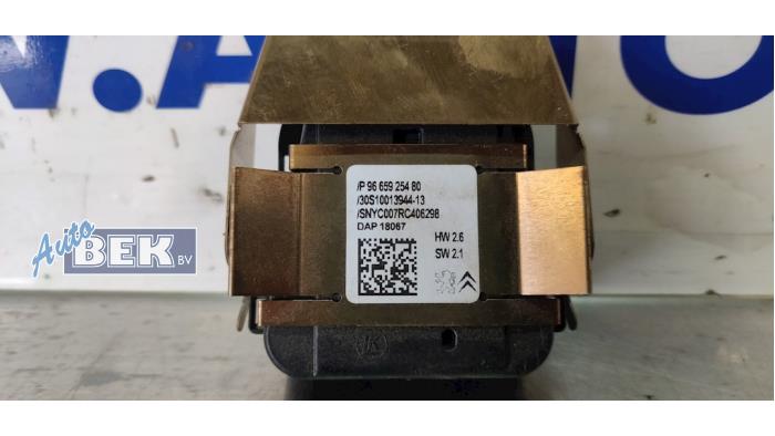 Rain sensor from a Peugeot 508 SW (8E/8U) 2.0 BlueHDi 180 16V 2018