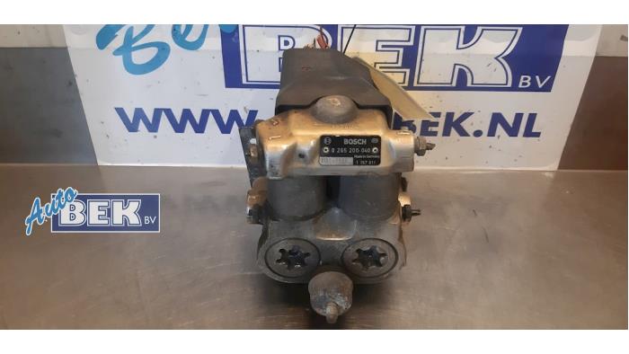 ABS pump from a BMW 3 serie (E30/2) (E30/4) 325i 1989