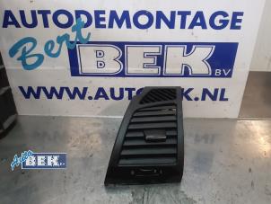 Usados Rejilla de aire lateral BMW 1 serie (E87/87N) 116i 1.6 16V Precio € 15,00 Norma de margen ofrecido por Auto Bek