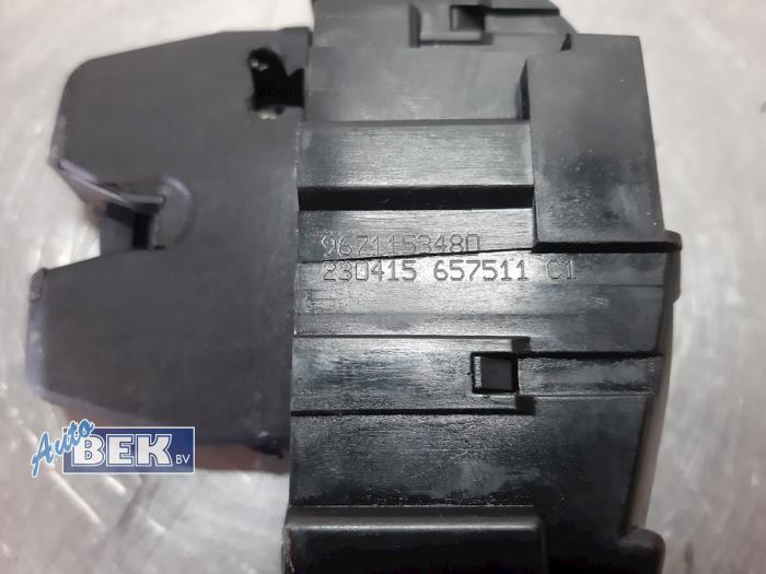 Tailgate lock mechanism from a Peugeot RCZ (4J) 2.0 HDi 16V FAP 2015