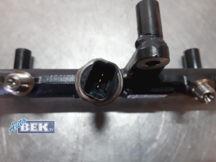 Fuel injector nozzle from a Peugeot RCZ (4J) 2.0 HDi 16V FAP 2015