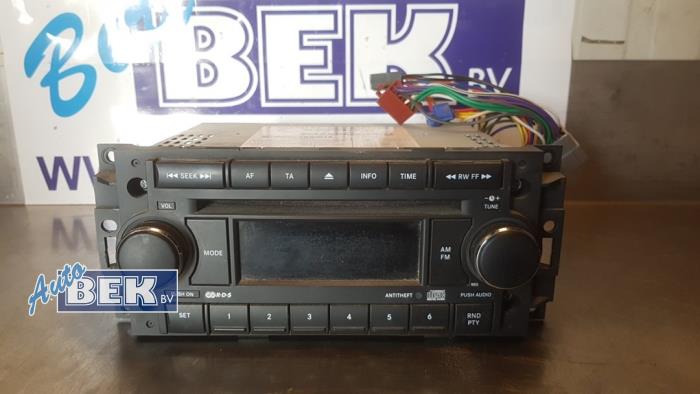 Radio CD player from a Dodge Caliber 2.0 CRD 16V 2007