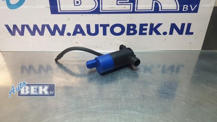 Windscreen washer pump from a Peugeot 508 SW (8E/8U) 2.0 BlueHDi 180 16V 2018