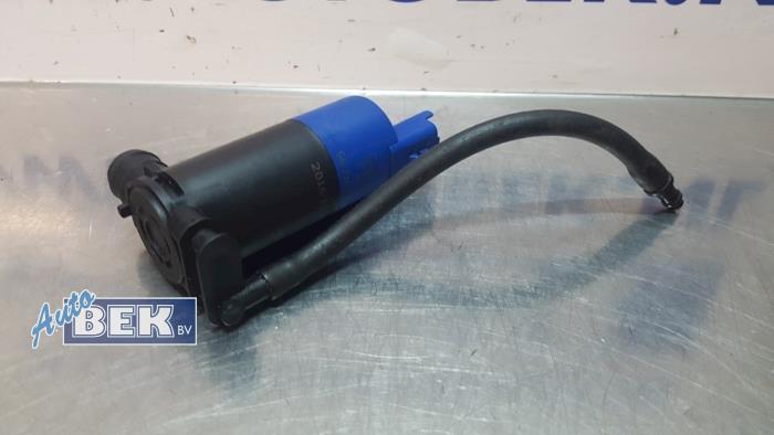 Windscreen washer pump from a Peugeot 508 SW (8E/8U) 2.0 BlueHDi 180 16V 2018