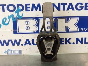 Engine mount from a Peugeot 308 SW (L4/L9/LC/LJ/LR) 1.6 BlueHDi 120 2015