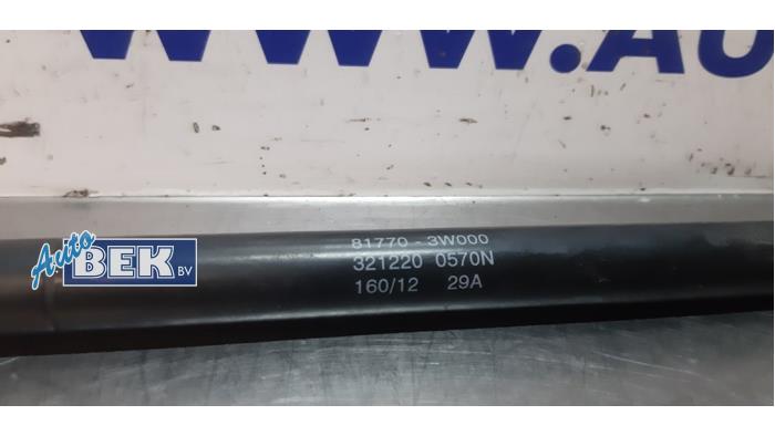 Amortiguador de gas de maletero de un Kia Sportage (SL) 1.7 CRDi 16V 4x2 2013