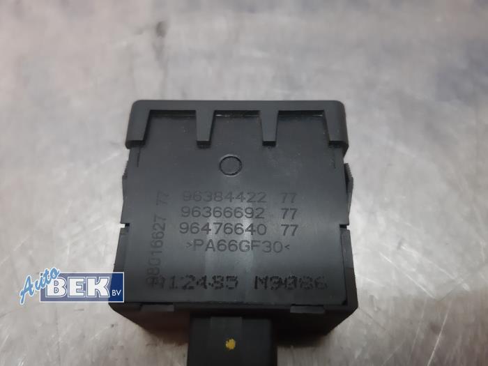 Height control switch from a Peugeot 208 I (CA/CC/CK/CL) 1.2 Vti 12V PureTech 82 2019