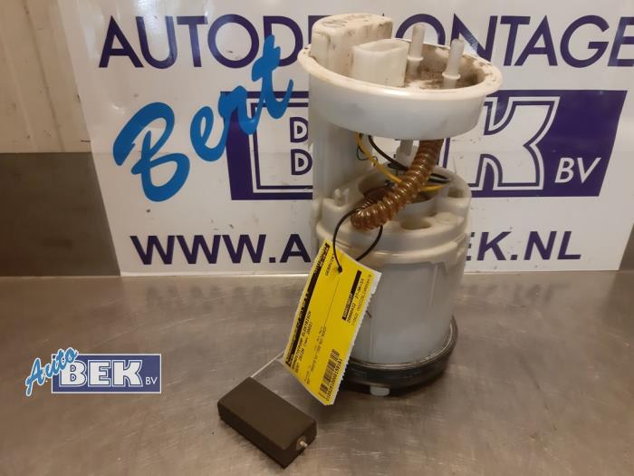 Electric fuel pump from a Seat Ibiza III (6L1) 1.4 16V 100 2003