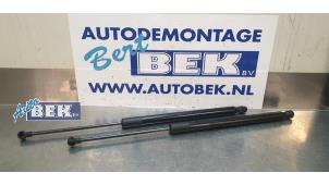 Usados Juego de amortiguadores de gas del portón trasero Volkswagen Golf VII (AUA) 2.0 R-line 4Motion 16V Precio de solicitud ofrecido por Auto Bek