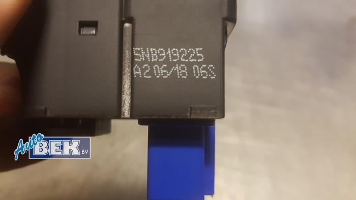 Interruptor de luz de pánico de un Volkswagen Tiguan (AD1) 2.0 TDI 16V BlueMotion Technology SCR 2018