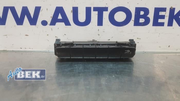 Używane Przelacznik (rózne) Mercedes E (W213) E-220d 2.0 Turbo 16V Cena € 25,00 Procedura marży oferowane przez Auto Bek