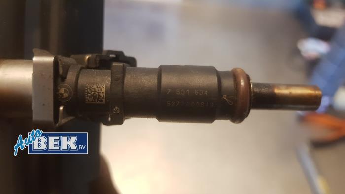 Injector (petrol injection) from a BMW 3 serie Touring (E91) 325i 24V 2005