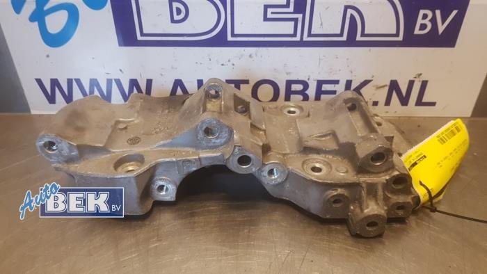 Usagé Support dynamo bas BMW 1 serie (E82) 118d 16V Prix € 28,00 Règlement à la marge proposé par Auto Bek