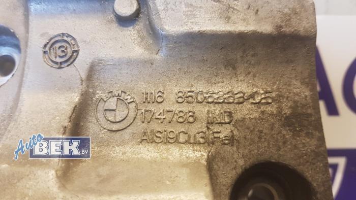 Alternator lower bracket from a BMW 1 serie (E82) 118d 16V 2013