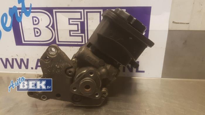 Power steering pump from a BMW 5 serie (E60) 525d 24V 2006