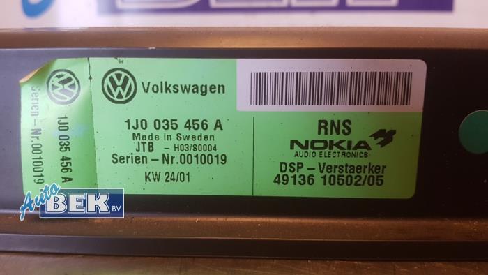 Amplificateur audio d'un Volkswagen Passat Variant 4Motion (3B6) 4.0 W8 2001