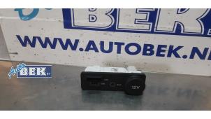 Używane Zlacze AUX/USB Jaguar F-Pace 2.0 D 180 16V AWD Cena na żądanie oferowane przez Auto Bek