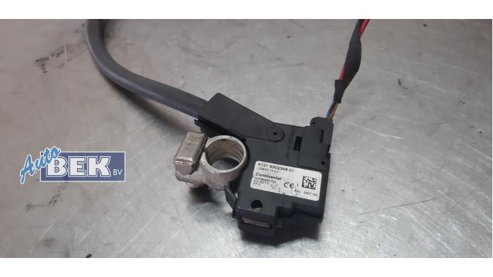 Battery pole from a BMW 5 serie Touring (F11) 520d 16V 2014