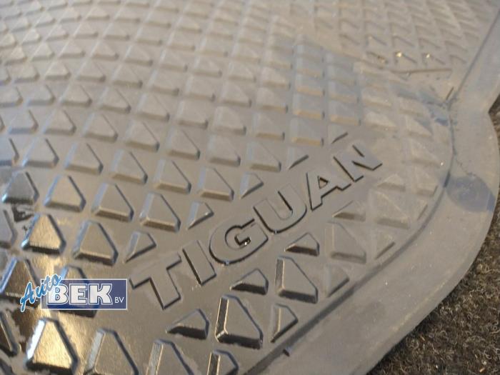 Set of mats from a Volkswagen Tiguan (AD1) 2.0 TSI 16V 4Motion 2018