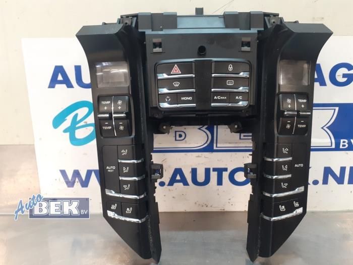 Middle console from a Porsche Cayenne II (92A) 3.0 D V6 24V 2012