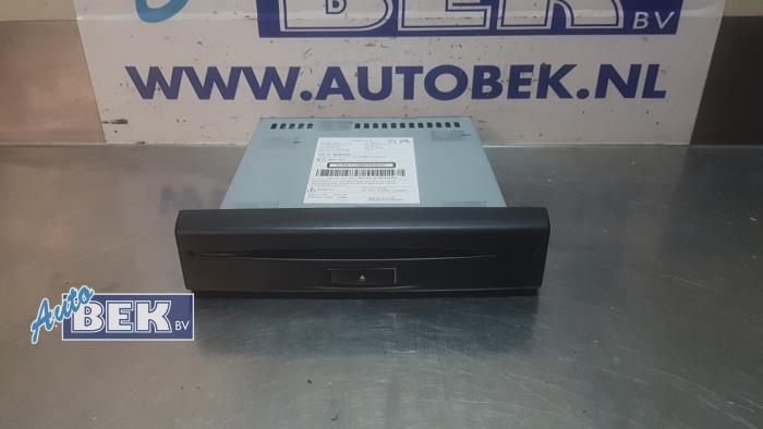 Używane Zmieniarka CD Peugeot 2008 (CU) 1.2 Vti 12V PureTech 82 Cena € 85,00 Procedura marży oferowane przez Auto Bek