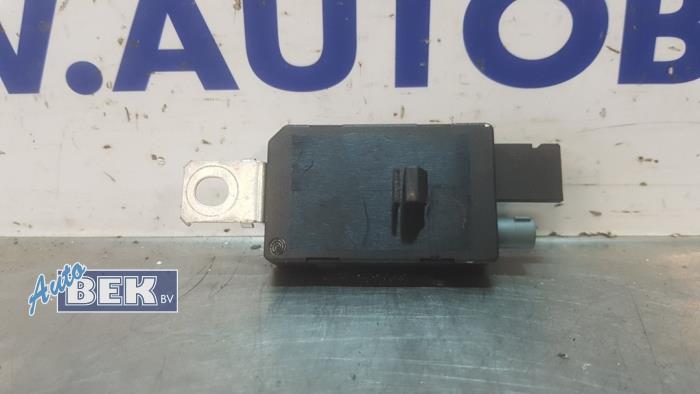 Antenna Amplifier from a Peugeot 208 I (CA/CC/CK/CL) 1.2 Vti 12V PureTech 2018
