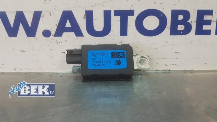 Antenna Amplifier from a Peugeot 208 I (CA/CC/CK/CL) 1.2 Vti 12V PureTech 2018