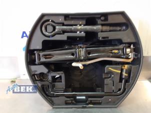 Usagé Kit d'outils Peugeot 208 I (CA/CC/CK/CL) 1.2 Vti 12V PureTech Prix € 34,99 Règlement à la marge proposé par Auto Bek