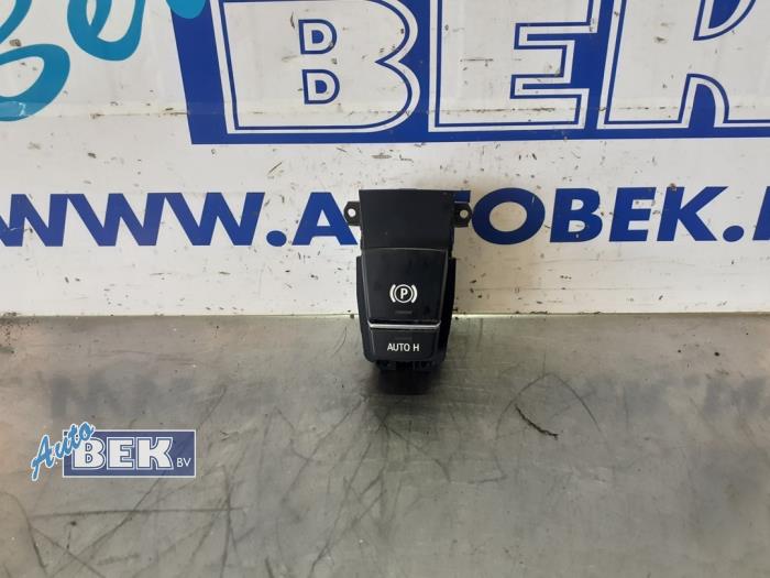 Używane Przelacznik hamulca postojowego BMW 5 serie (F10) 535d xDrive 24V Cena € 17,50 Procedura marży oferowane przez Auto Bek