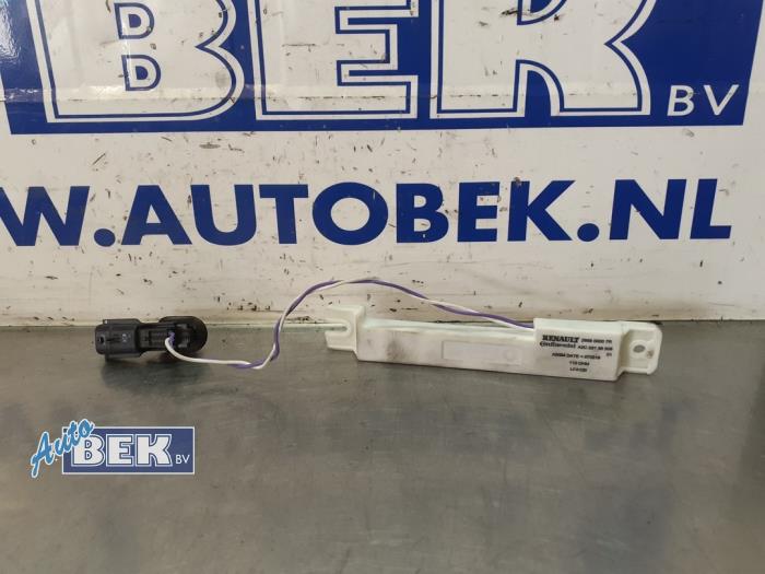 Używane Antena Renault Captur I (2R) 1.5 Energy dCi 90 FAP Cena € 5,99 Procedura marży oferowane przez Auto Bek