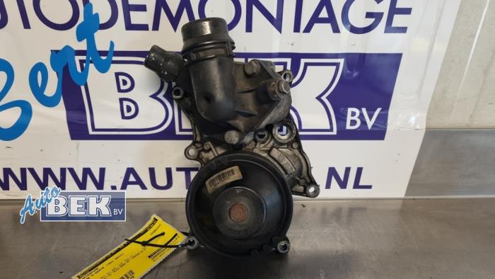 Water pump from a BMW 5 serie (F10) 535d xDrive 24V 2013