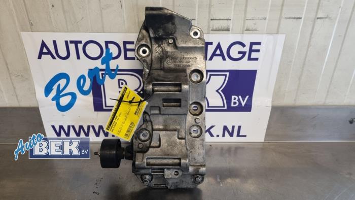 Usagé Support dynamo bas BMW 5 serie (F10) 535d xDrive 24V Prix € 17,50 Règlement à la marge proposé par Auto Bek