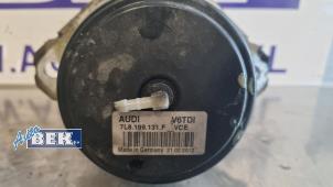 Engine mount from a Porsche Cayenne II (92A) 3.0 D V6 24V 2012