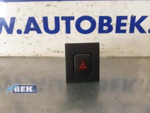 Usagé Bouton de warning Volvo V70 (BW) 1.6 DRIVe 16V Prix € 13,00 Règlement à la marge proposé par Auto Bek