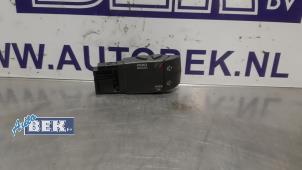Used Steering wheel mounted radio control Renault Clio IV Estate/Grandtour (7R) 1.5 Energy dCi 90 FAP Price € 10,00 Margin scheme offered by Auto Bek