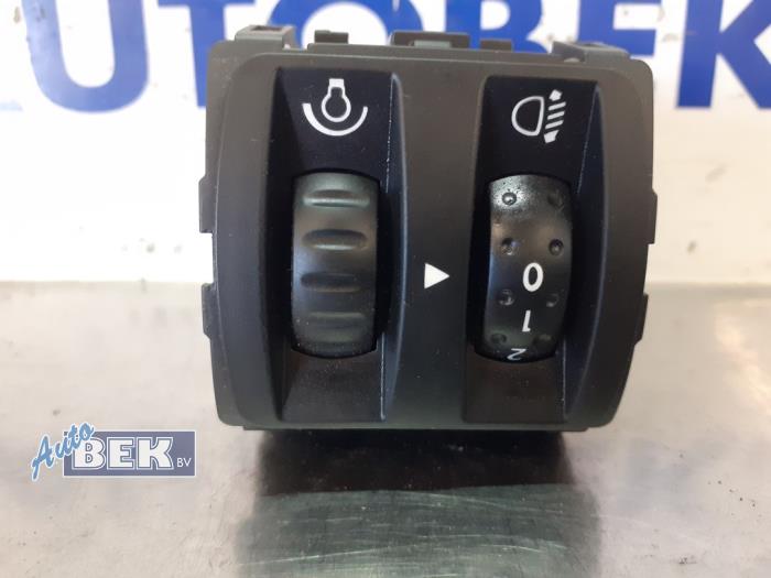 Light switch from a Renault Clio IV Estate/Grandtour (7R) 1.5 Energy dCi 90 FAP 2013