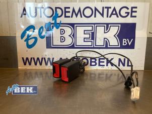 Used Rear seatbelt buckle, centre Peugeot 308 (L3/L8/LB/LH/LP) 1.6 BlueHDi 120 Price € 39,99 Margin scheme offered by Auto Bek