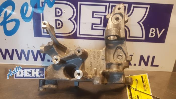 Usagé Support dynamo haut Peugeot Partner Tepee (7A/B/C/D/E/F/G/J/P/S) 1.6 HDI 90 Prix € 15,00 Règlement à la marge proposé par Auto Bek