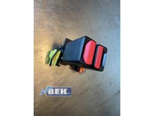 Usagé Attache ceinture arrière central Volvo C30 (EK/MK) 1.8 16V Prix € 25,00 Règlement à la marge proposé par Auto Bek