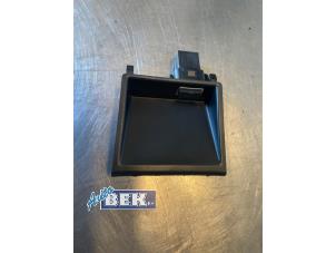 Używane Wtyczka USB Volvo V40 (MV) 2.0 D2 16V Cena € 25,00 Procedura marży oferowane przez Auto Bek