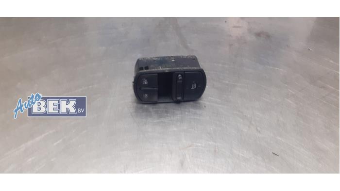Usados Interruptor combinado de ventanillas Opel Corsa E 1.4 16V Precio € 7,49 Norma de margen ofrecido por Auto Bek
