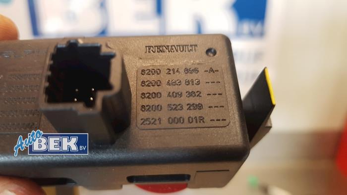 Panic lighting switch from a Renault Clio III (BR/CR) 1.5 dCi 75 FAP 2011